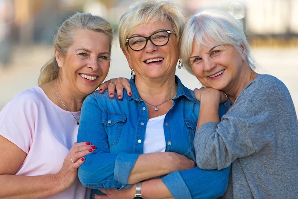 Groupe de femmes âgées souriantes debout à l'extérieur — Photo