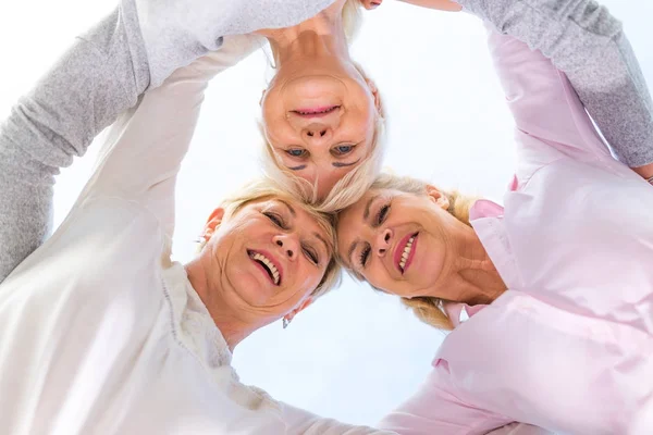 Groep glimlachend senior vrouwen permanent buiten — Stockfoto