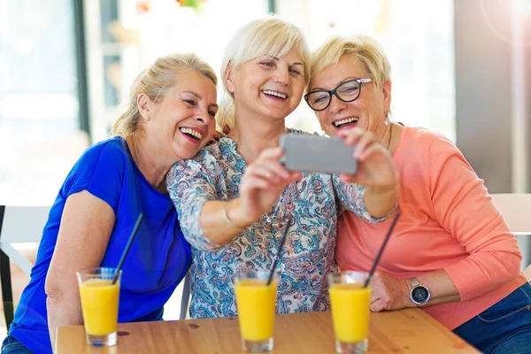 Groupe d'amis seniors prenant un selfie — Photo