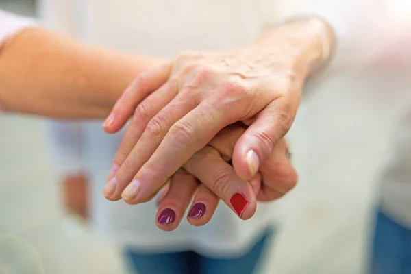 Vezető nő egymásra kezek — Stock Fotó