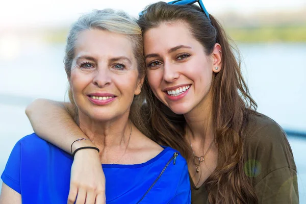 Giovane donna con la nonna — Foto Stock