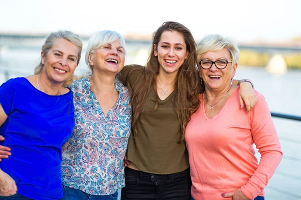 Groupe de femmes souriant à l'extérieur — Photo