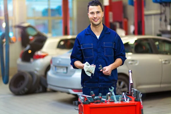 Mecânico Trabalho Carro Oficina Reparação Automóveis — Fotografia de Stock