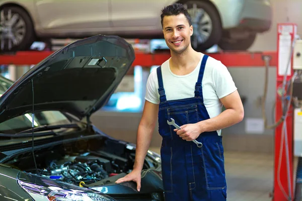 Autó Auto Javítóműhely Dolgozó Szerelő — Stock Fotó