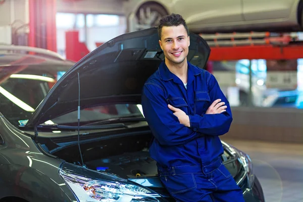 Mecânico Trabalho Carro Oficina Reparação Automóveis — Fotografia de Stock