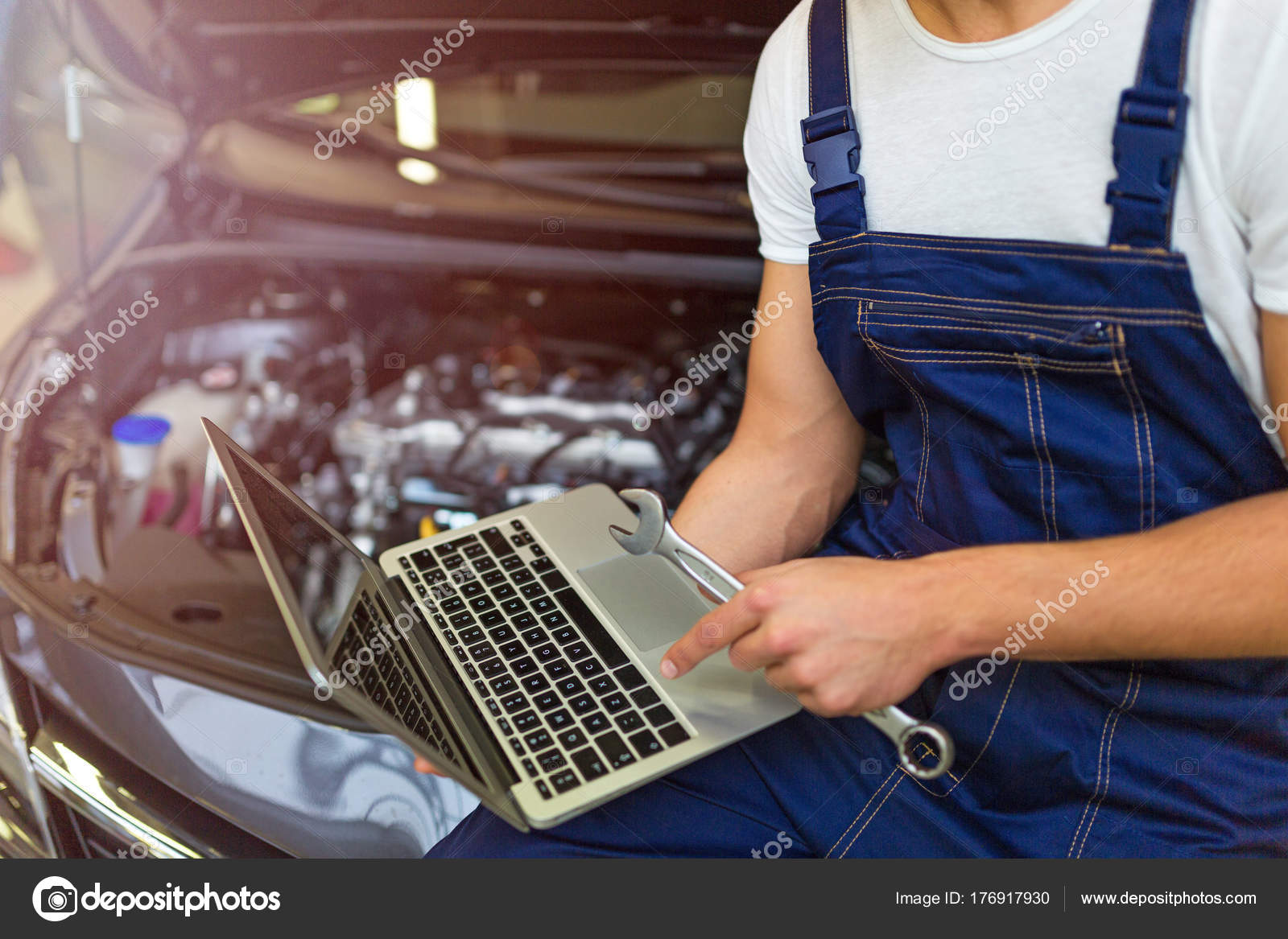 Mecánico Trabajando Motor Taller Reparación Automóviles — Fotos de