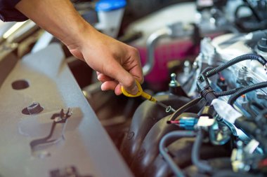Oto tamircisi motoru üzerinde çalışan makinist
