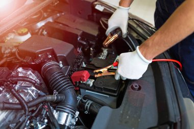Oto tamircisi motoru üzerinde çalışan makinist