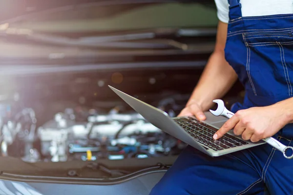 Mecânico Trabalho Motor Oficina Reparação Automóveis — Fotografia de Stock