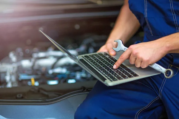 Mecânico Trabalho Motor Oficina Reparação Automóveis — Fotografia de Stock