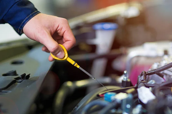 Mécanicien Travaillant Sur Moteur Dans Atelier Réparation Automobile — Photo