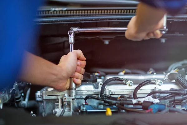 Μηχανικός Που Εργάζονται Για Τον Κινητήρα Στο Κατάστημα Επισκευής Αυτοκινήτων — Φωτογραφία Αρχείου