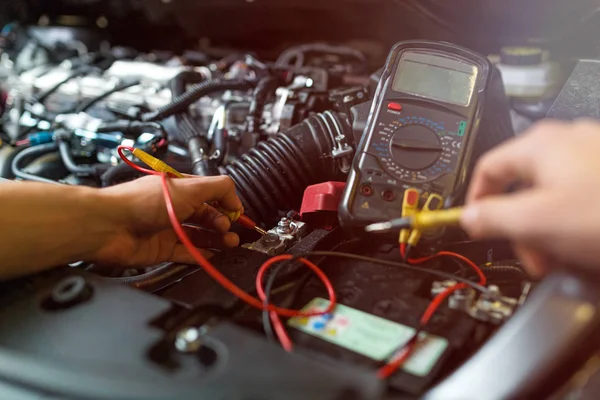 Mecânico Trabalho Motor Oficina Reparação Automóveis — Fotografia de Stock