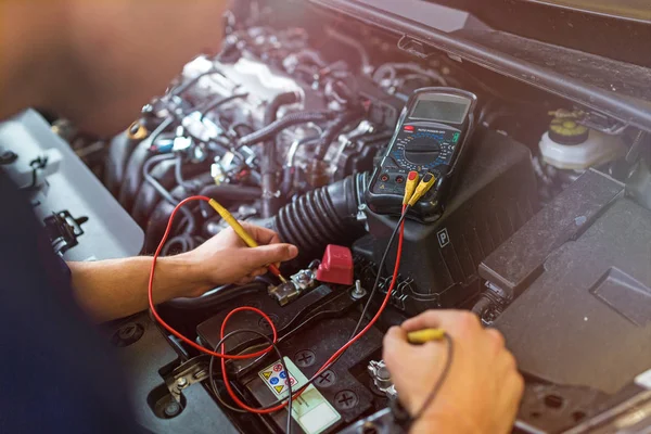 Mecánico Trabajando Motor Taller Reparación Automóviles — Foto de Stock