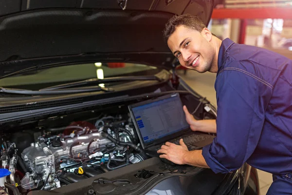 Mecânico Trabalho Motor Oficina Reparação Automóveis — Fotografia de Stock