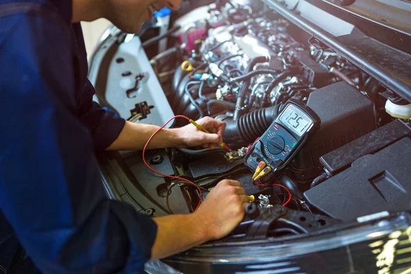 Mecânico Trabalho Motor Oficina Reparação Automóveis — Fotografia de Stock