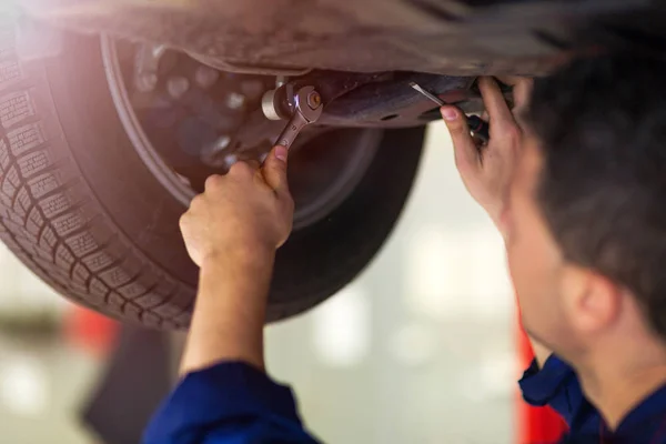 Meccanico Auto Che Lavora Sul Lato Inferiore Auto — Foto Stock