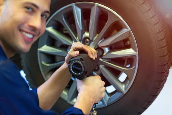 Mecánico Coche Taller Cambiando Neumáticos —  Fotos de Stock