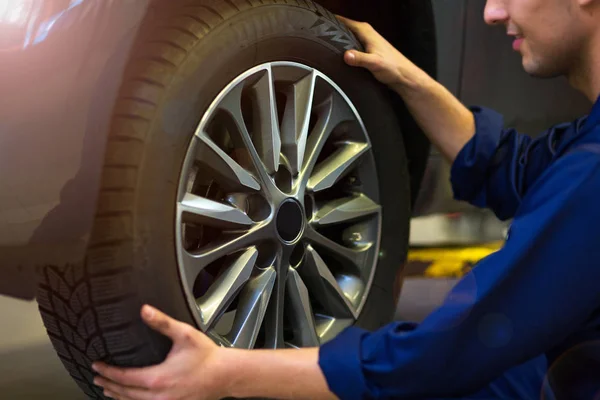 Automechaniker Der Werkstatt Beim Reifenwechsel — Stockfoto