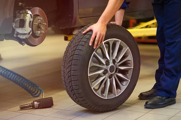 Automechaniker Der Werkstatt Beim Reifenwechsel — Stockfoto