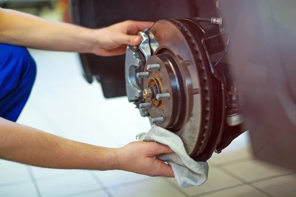 Mechaniker Arbeitet Einem Auto — Stockfoto