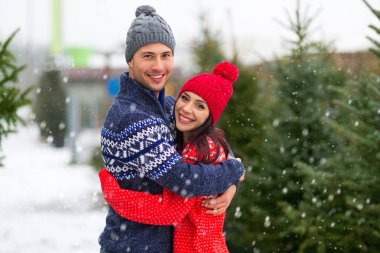 Genç çift Noel ağacı almaya