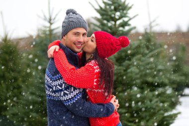 Genç çift Noel ağacı almaya