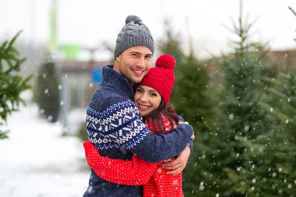 Casal Jovem Escolhendo Árvore Natal — Fotografia de Stock