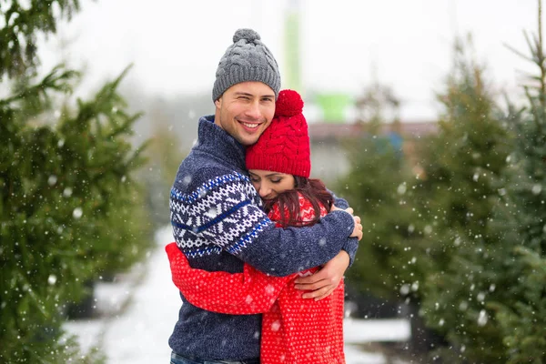 Junges Paar Pflückt Den Weihnachtsbaum — Stockfoto