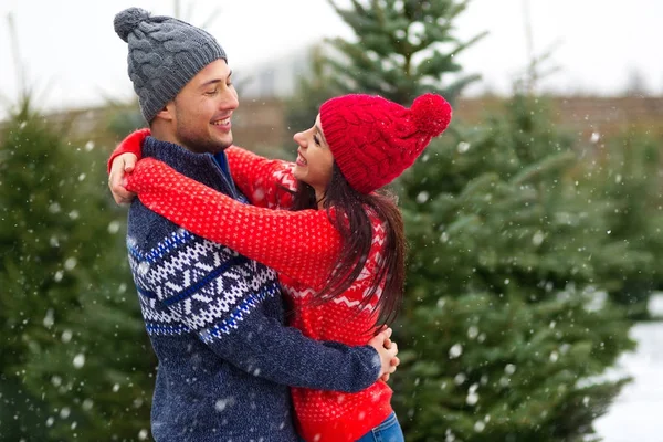 Young Couple Picking Christmas Tree — Stock Photo, Image