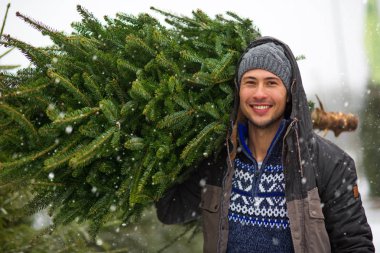 Adam satın Noel ağacı