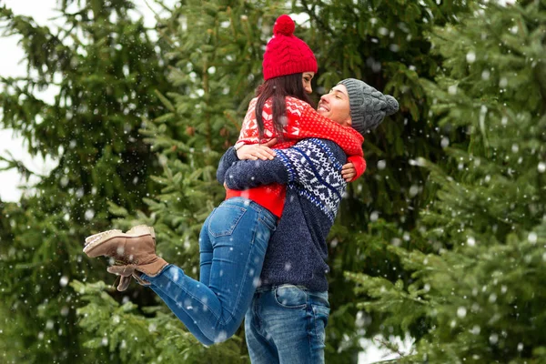 クリスマス ツリーを選ぶ若いカップル — ストック写真