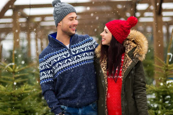 Pareja Joven Recogiendo Árbol Navidad —  Fotos de Stock