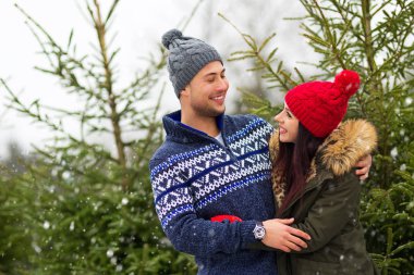 Genç çift Noel ağacı almaya
