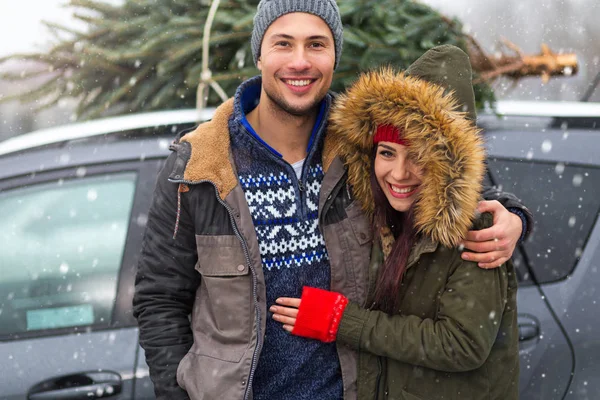 Ehepaar Mit Weihnachtsbaum Auf Autodach — Stockfoto