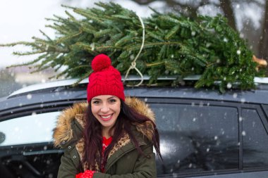Noel ağacı alan kadın