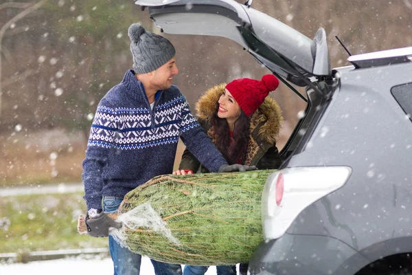 Casal Carregando Recém Cortado Árvore Natal Para Trás Seu Carro — Fotografia de Stock