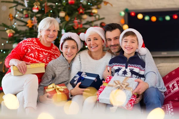 Família Com Presentes Natal — Fotografia de Stock