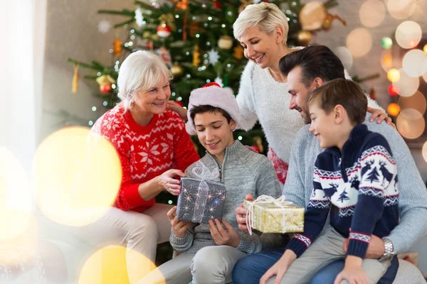 Gezin Met Kerstcadeaus — Stockfoto