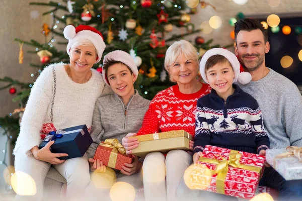Familie Mit Weihnachtsgeschenken — Stockfoto