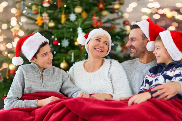 Familia Sonriente Navidad — Foto de Stock