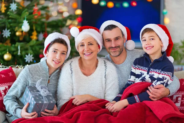 Lachende Familie Met Kerstmis — Stockfoto