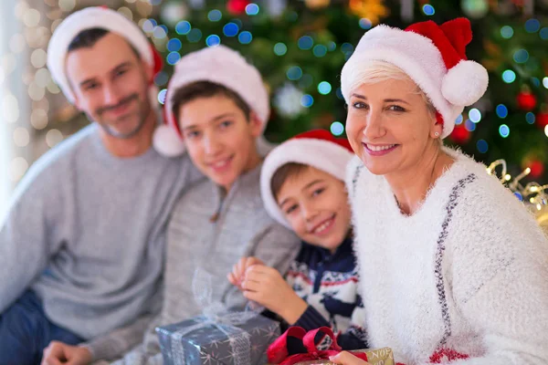 Lachende Familie Met Kerstmis — Stockfoto