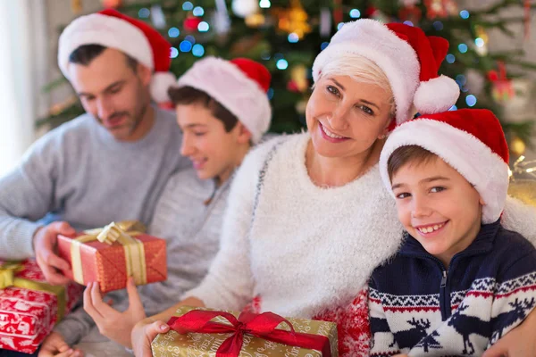 クリスマスの家族の笑顔 — ストック写真