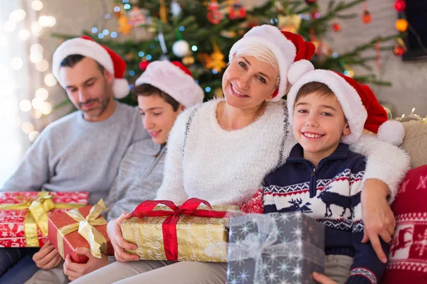 Lachende Familie Met Kerstmis — Stockfoto