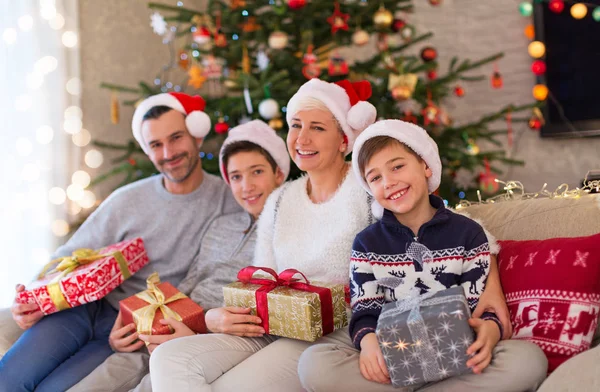 Familia Sonriente Navidad — Foto de Stock