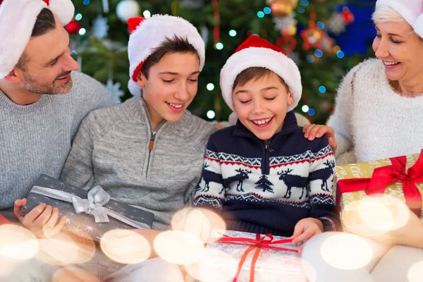 Lachende Familie Met Kerstmis — Stockfoto