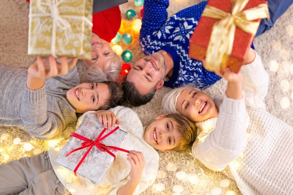 Lachende Familie Met Kerstmis — Stockfoto