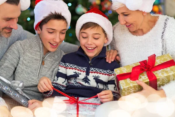 Familia Sonriente Navidad — Foto de Stock