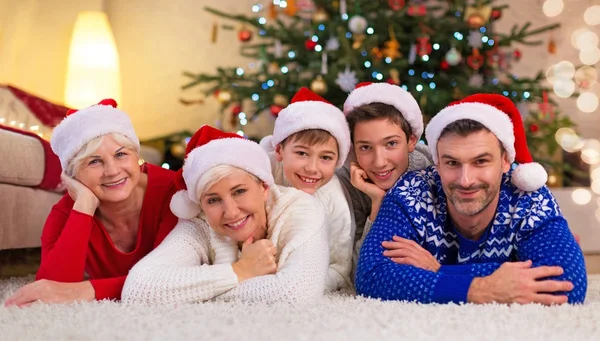 Uśmiechający Się Rodziny Boże Narodzenie — Zdjęcie stockowe